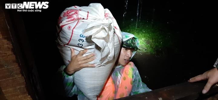 Ảnh: Nước ngập ngang mái nhà, biên phòng và công an xuyên đêm giúp dân chạy lũ - 6