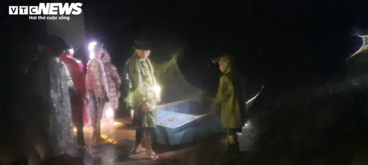 Ảnh: Nước ngập ngang mái nhà, biên phòng và công an xuyên đêm giúp dân chạy lũ - 4