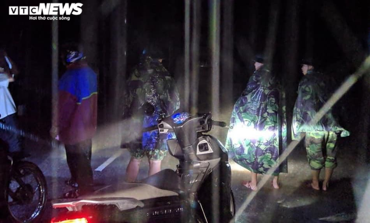 Ảnh: Nước ngập ngang mái nhà, biên phòng và công an xuyên đêm giúp dân chạy lũ - 7