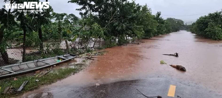 Ảnh: Nước ngập ngang mái nhà, biên phòng và công an xuyên đêm giúp dân chạy lũ - 2