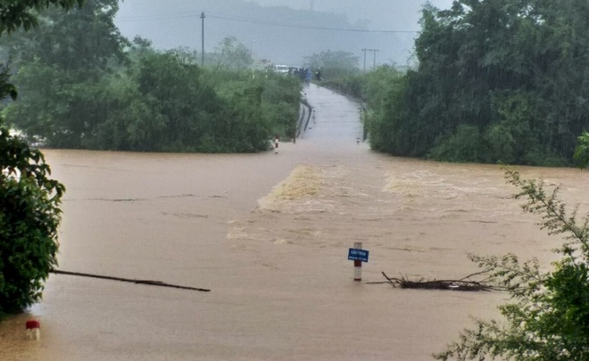 Mưa lũ lớn ở miền Trung: Thủ tướng yêu cầu đảm bảo tính mạng người dân - 1