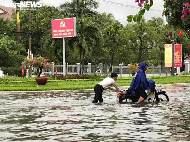 Trung Bộ mưa rất to, nguy cơ lũ quét và sạt lở đất nhiều nơi - 1