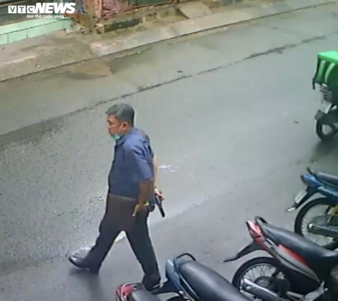 Người đàn ông cầm súng đi trên đường ở TP.HCM từng chặn đánh nạn nhân - 2