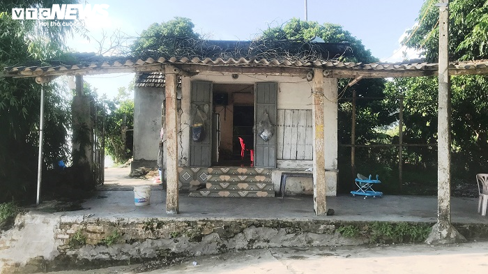 Dân thấp thỏm sống trong những căn nhà nứt toác lo lắng bị 'hà bá' nuốt chửng - 3