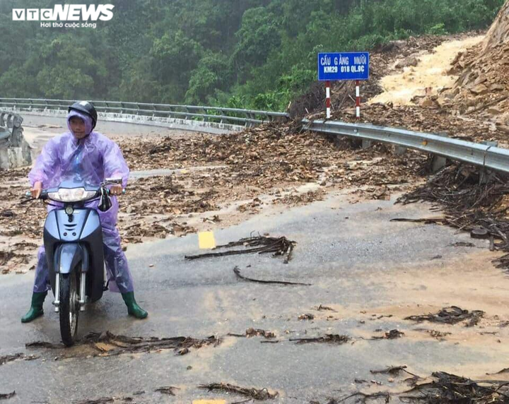 Ảnh: Nước nhấn chìm nhiều làng mạc, dân Bình Trị Thiên khẩn trương chạy lũ - 3
