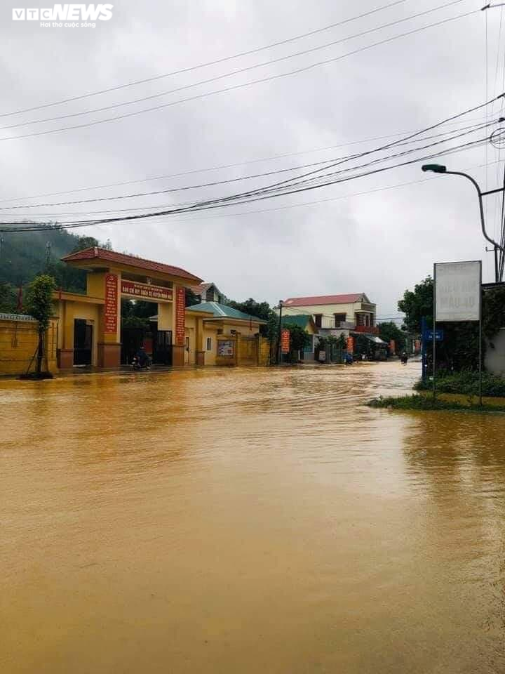 Ảnh: Nước nhấn chìm nhiều làng mạc, dân Bình Trị Thiên khẩn trương chạy lũ - 4