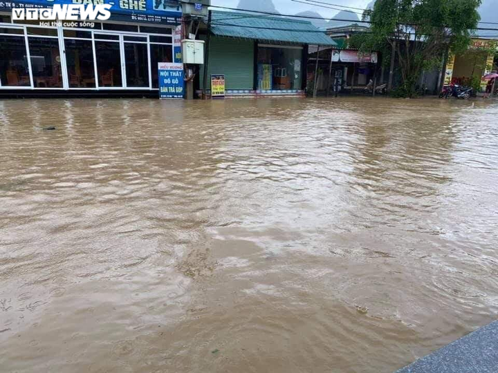 Ảnh: Nước nhấn chìm nhiều làng mạc, dân Bình Trị Thiên khẩn trương chạy lũ - 5