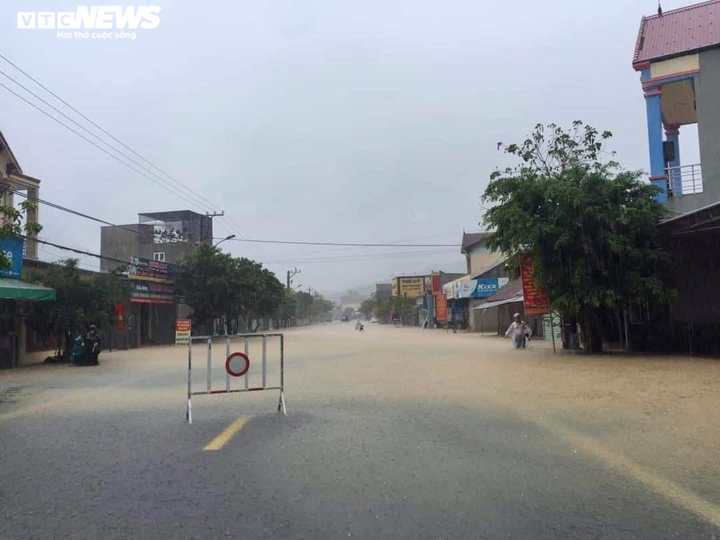 Ảnh: Nước nhấn chìm nhiều làng mạc, dân Bình Trị Thiên khẩn trương chạy lũ - 6