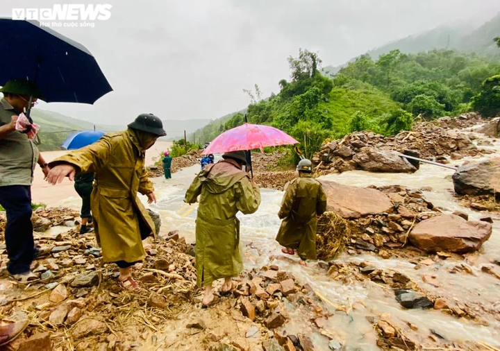 Ảnh: Nước nhấn chìm nhiều làng mạc, dân Bình Trị Thiên khẩn trương chạy lũ - 10