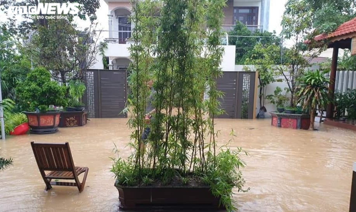 Ảnh: Nước nhấn chìm nhiều làng mạc, dân Bình Trị Thiên khẩn trương chạy lũ - 12