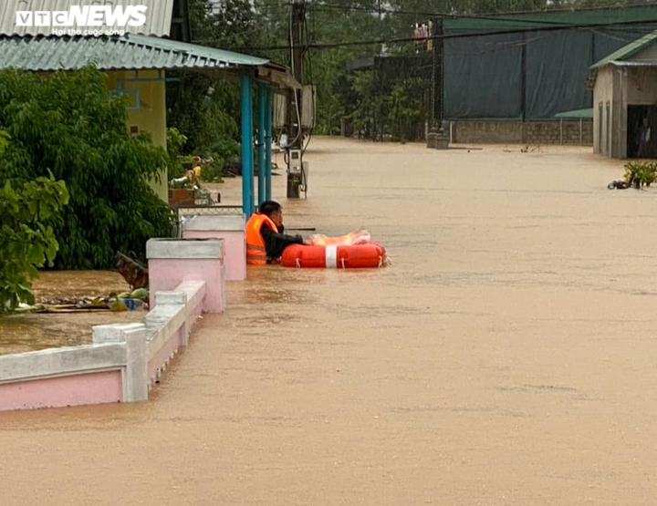 Ảnh: Nước nhấn chìm nhiều làng mạc, dân Bình Trị Thiên khẩn trương chạy lũ - 7