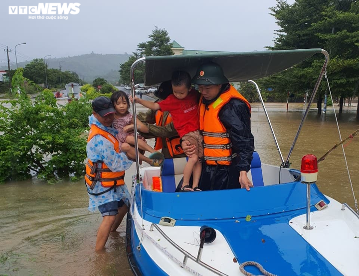 Ảnh: Nước nhấn chìm nhiều làng mạc, dân Bình Trị Thiên khẩn trương chạy lũ - 11