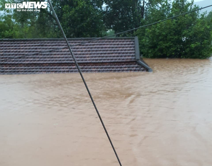 Ảnh: Nước nhấn chìm nhiều làng mạc, dân Bình Trị Thiên khẩn trương chạy lũ - 9