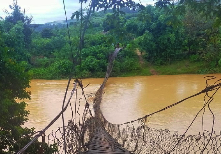 Mưa lớn làm sập cầu treo ở Kon Tum, nhiều hộ dân bị chia cắt - 1