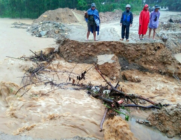 Lũ dâng ở Quảng Ngãi: Gần 2.000 dân thành phố bị cô lập, miền núi sạt lở nặng - 2
