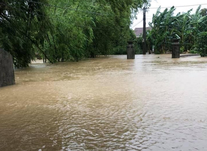 Dân kêu cứu vì bị cô lập trong lũ, Quảng Trị ứng cứu khẩn cấp - 11