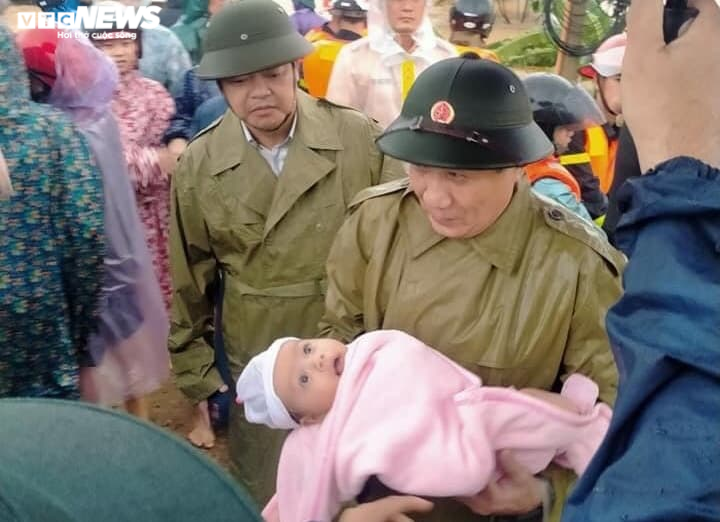 Dân kêu cứu vì bị cô lập trong lũ, Quảng Trị ứng cứu khẩn cấp - 9