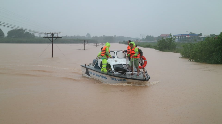 Dân kêu cứu vì bị cô lập trong lũ, Quảng Trị ứng cứu khẩn cấp - 4