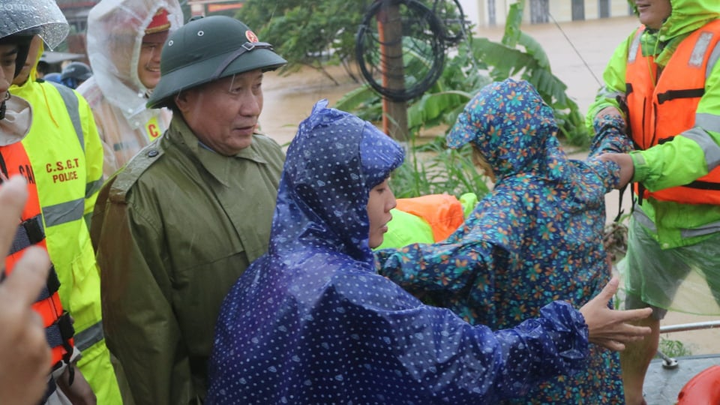 Dân kêu cứu vì bị cô lập trong lũ, Quảng Trị ứng cứu khẩn cấp - 8