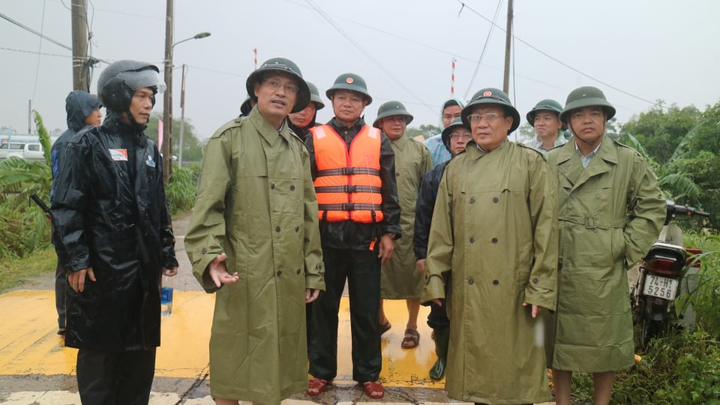 Dân kêu cứu vì bị cô lập trong lũ, Quảng Trị ứng cứu khẩn cấp - 1