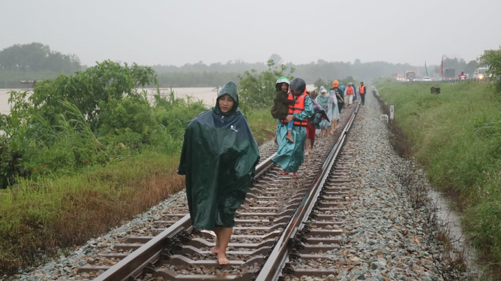 Dân kêu cứu vì bị cô lập trong lũ, Quảng Trị ứng cứu khẩn cấp - 6