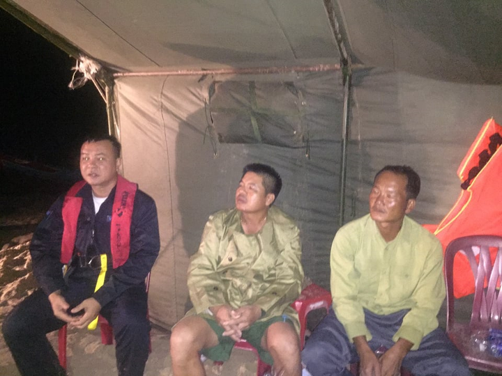 Cứu thêm 2 thuyền viên Vietship 01, 8 người còn mắc kẹt - 1