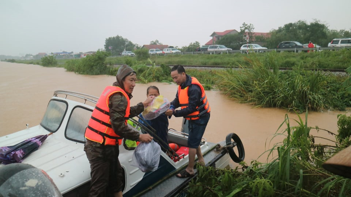 Dân kêu cứu vì bị cô lập trong lũ, Quảng Trị ứng cứu khẩn cấp - 5