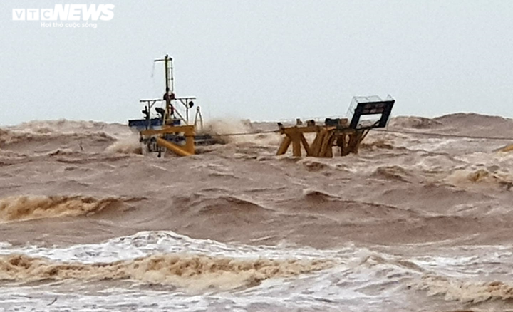 Quảng Trị thuê thợ lặn tiếp cận, ứng cứu 10 thuyền viên gặp nạn trên biển - 1