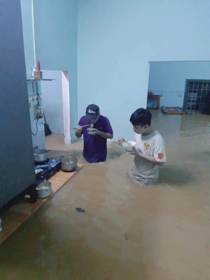 Dân kêu cứu vì bị cô lập trong lũ, Quảng Trị ứng cứu khẩn cấp - 7