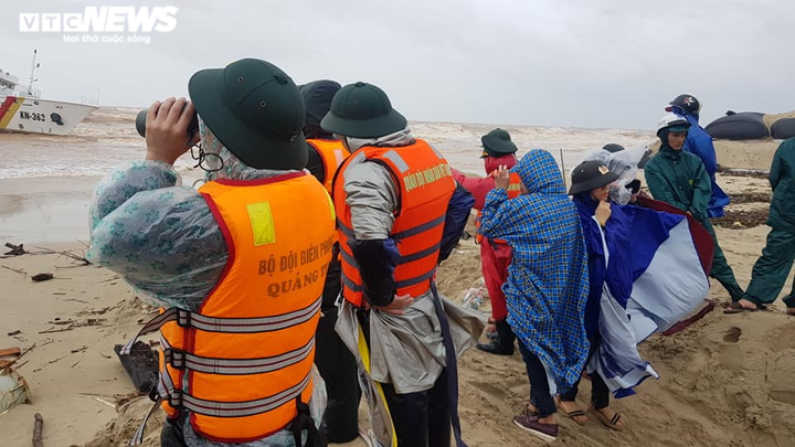 Quảng Trị thuê thợ lặn tiếp cận, ứng cứu 10 thuyền viên gặp nạn trên biển - 2