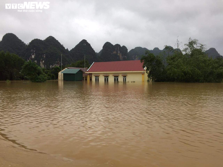 Ảnh: Miền Trung tiếp tục mưa lớn, nhiều vùng chìm trong biển nước - 1