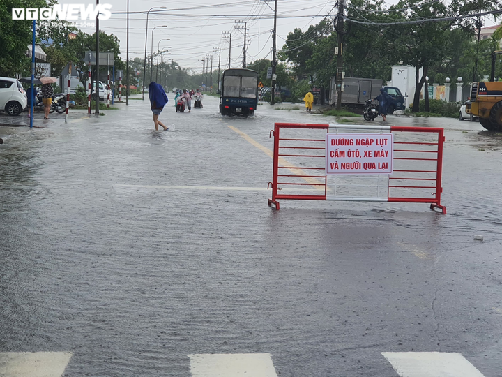 Ảnh: Miền Trung tiếp tục mưa lớn, nhiều vùng chìm trong biển nước - 10