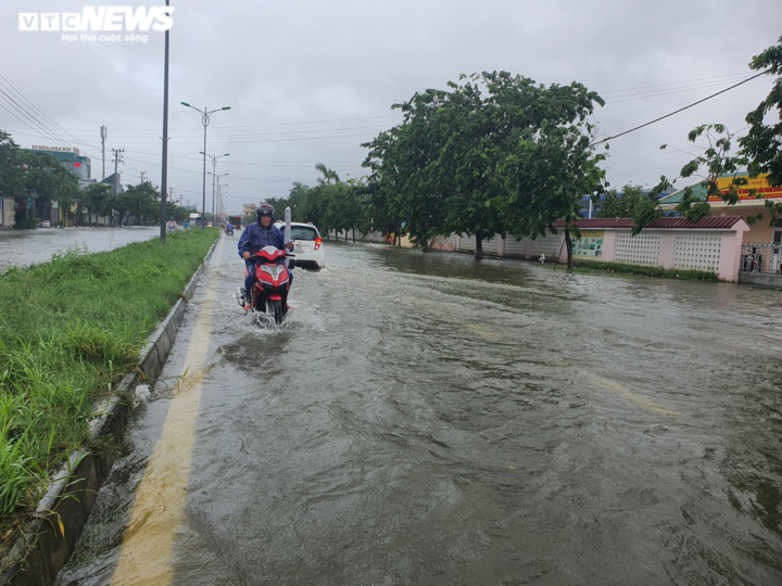 Ảnh: Miền Trung tiếp tục mưa lớn, nhiều vùng chìm trong biển nước - 11