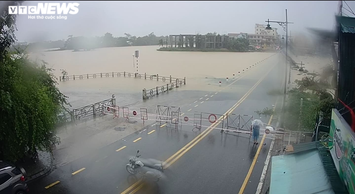 Ảnh: Miền Trung tiếp tục mưa lớn, nhiều vùng chìm trong biển nước - 12