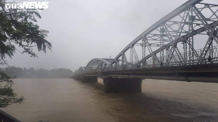 Ảnh: Miền Trung tiếp tục mưa lớn, nhiều vùng chìm trong biển nước - 14