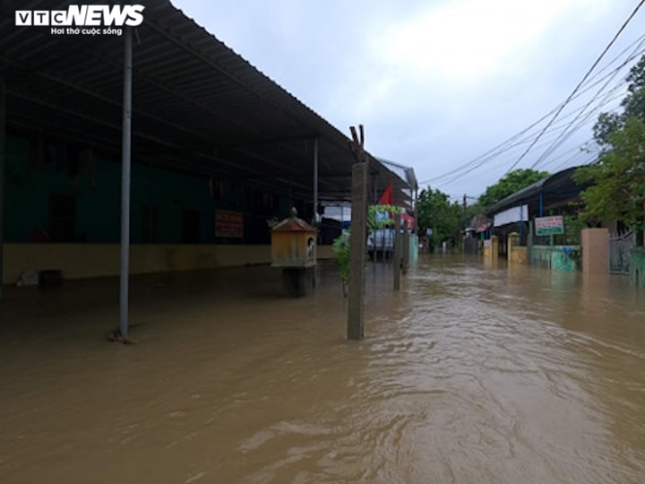 Ảnh: Miền Trung tiếp tục mưa lớn, nhiều vùng chìm trong biển nước - 13