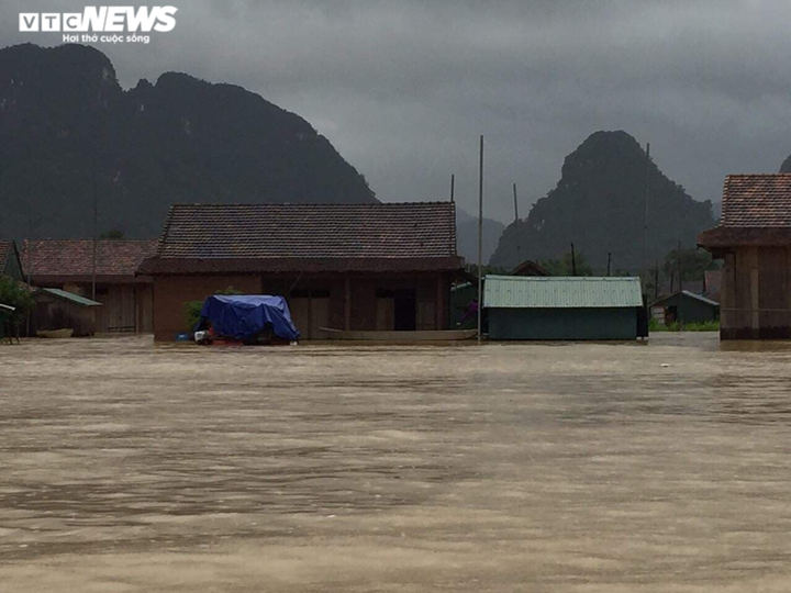 Ảnh: Miền Trung tiếp tục mưa lớn, nhiều vùng chìm trong biển nước - 2