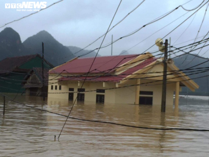 Ảnh: Miền Trung tiếp tục mưa lớn, nhiều vùng chìm trong biển nước - 3
