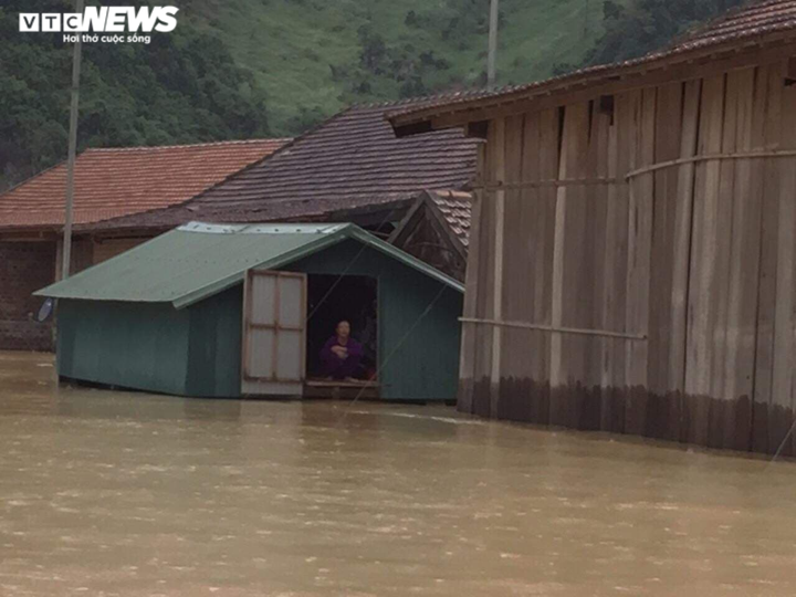 Ảnh: Miền Trung tiếp tục mưa lớn, nhiều vùng chìm trong biển nước - 4
