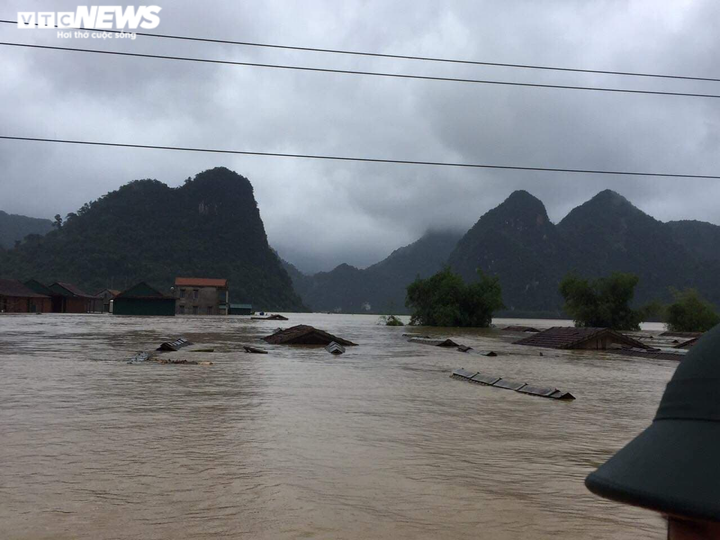 Ảnh: Miền Trung tiếp tục mưa lớn, nhiều vùng chìm trong biển nước - 5