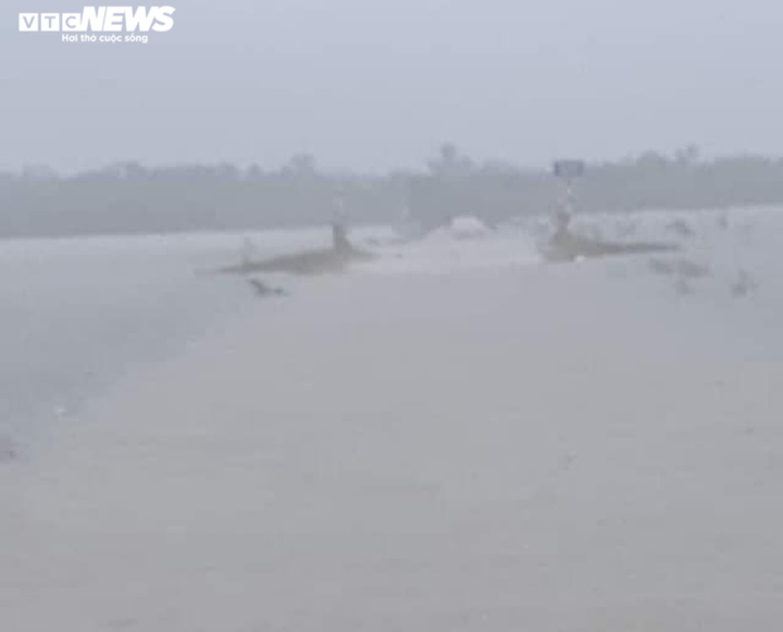 Ảnh: Miền Trung tiếp tục mưa lớn, nhiều vùng chìm trong biển nước - 6