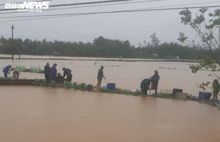 Ảnh: Miền Trung tiếp tục mưa lớn, nhiều vùng chìm trong biển nước - 8