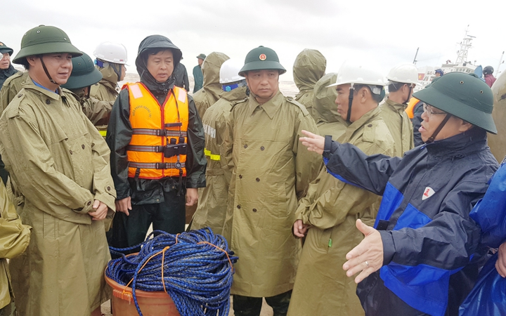 Thợ lặn không thể tiếp cận, tính mạng 10 thuyền viên gặp nạn trên biển bị đe doạ - 2