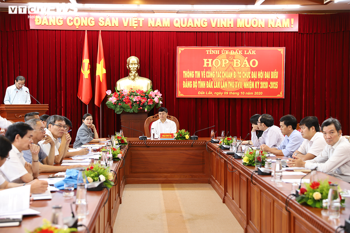 Đại biểu dự Đại hội Đảng bộ Đắk Lắk được tặng đồng hồ Trường Sa - Hoàng Sa - 1