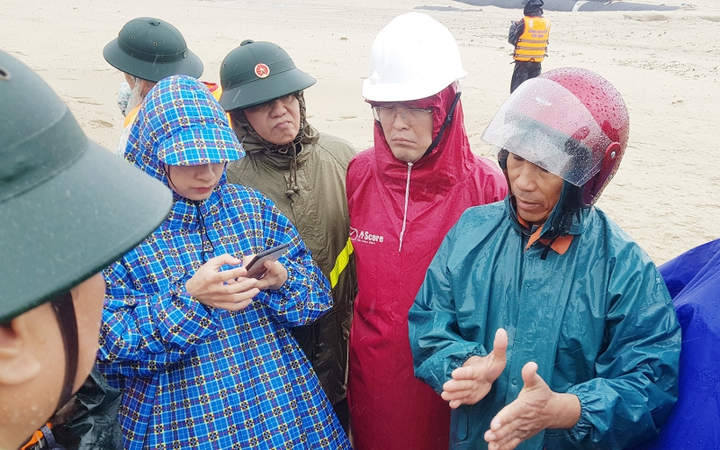 Thợ lặn không thể tiếp cận, tính mạng 10 thuyền viên gặp nạn trên biển bị đe doạ - 1