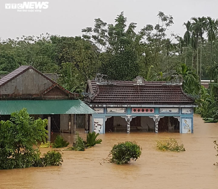 Ảnh: Miền Trung tiếp tục mưa lớn, nhiều vùng chìm trong biển nước - 7