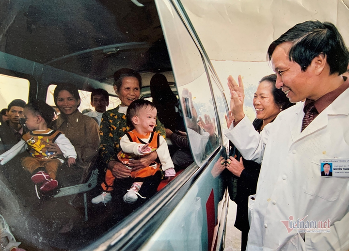 Cặp song sinh Cúc - An thành tân sinh viên sau 17 năm mổ tách - 4