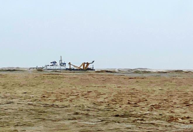 Quảng Trị: Ứng cứu được 1 thuyền viên, 11 người vẫn mắc kẹt cùng tàu - 1