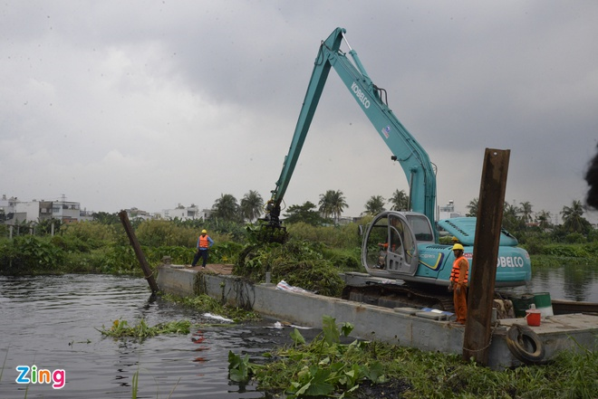 TP.HCM chi 20 tỷ đồng mua máy vớt rác trên sông - 1