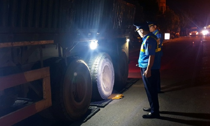 Phạt 150 triệu đồng hai tài xế chở quá tải, còn cố thủ trong xe gọi điện cầu cứu - 1